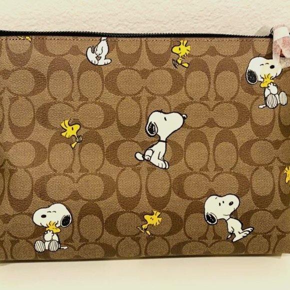 Coach x Peanuts carry all pouch in signature canvas with snoopy woodstock print - Picture 2 of 3